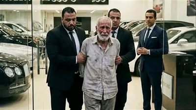 دخل أبُ صاحب المعرض بثيابٍ بسيطة ليشتري سيارة… فأُهين وطُرد! وعندما كُشفت الحقيقة، تجمّد الجميع من الصدمة