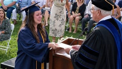 في يوم تخرجي من الجامعة…أختي قامت فجأة وسط المدرج كله وصوتها علا فوق آلاف الناس وهي بتصرخ
