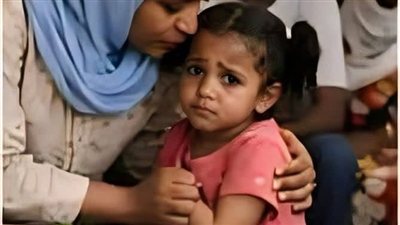 كنت أقطع الخضروات في المطبخ حين شدّت ابنتي آمنة، ذات الأربع سنوات، طرف ذراعي